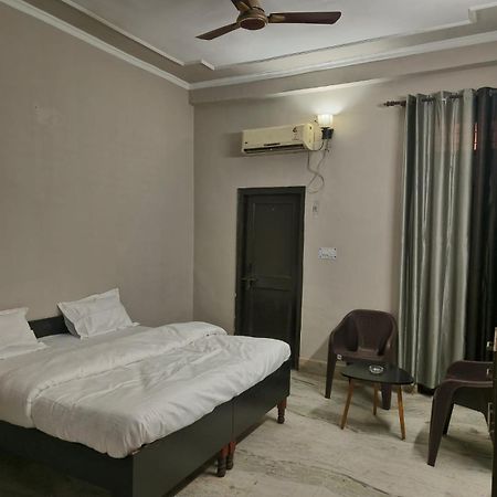 Play-Sunflower Omega-1 Couple Friendly Greater Noida Exterior photo